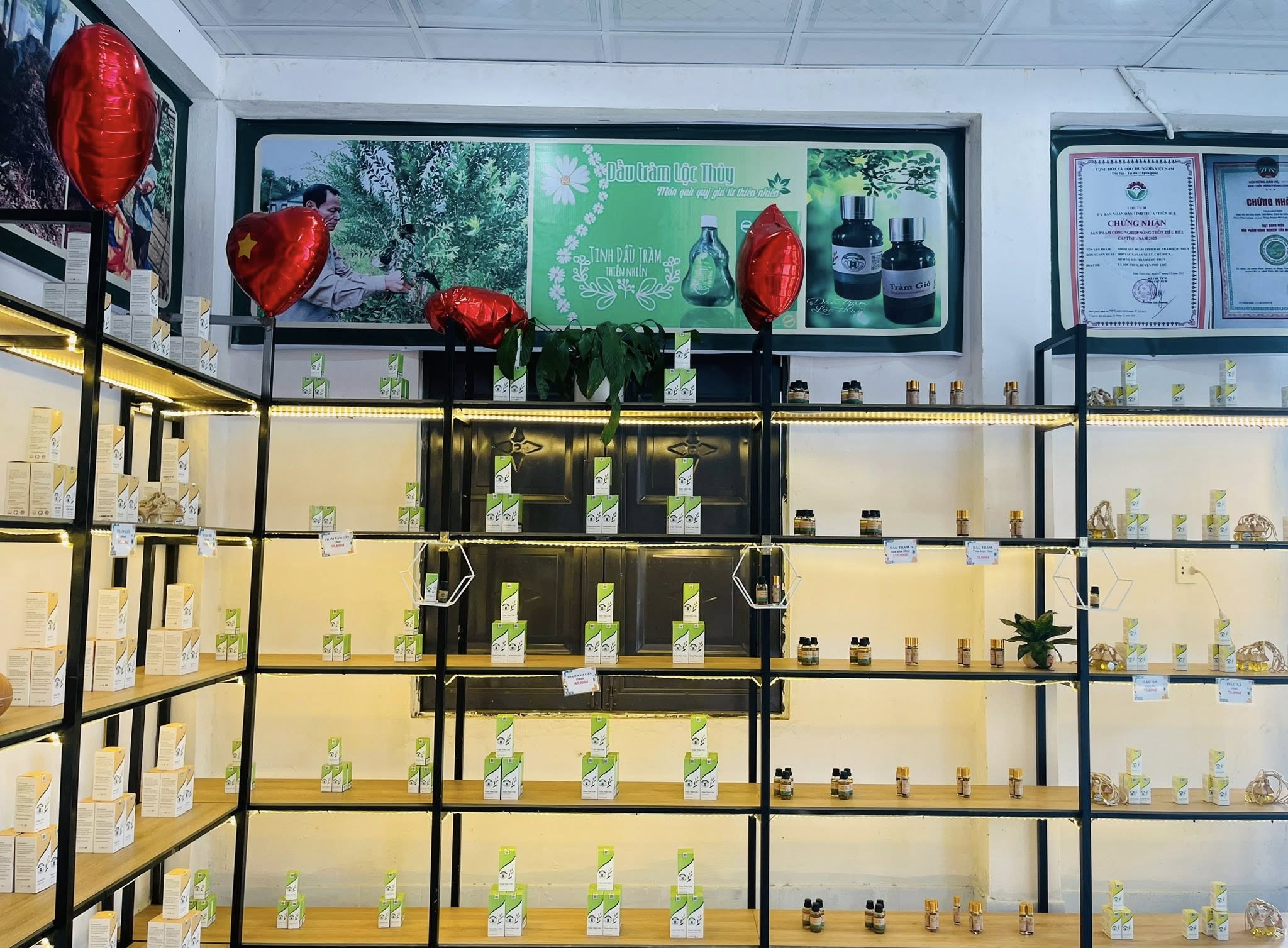 Trưng bày sản phẩm - Hợp Tác Xã Sản Xuất, Chế Biến, Dịch Vụ Dầu Tràm Xã Lộc Thủy